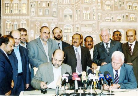 صورة ارشيفية لتوقيع اتفاقية صنعاء بين حركتي «فتح» و «حماس» برعاية فخامة رئيس الجمهورية